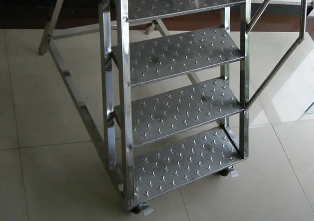 Movable stainless steel checker board climbing ladder